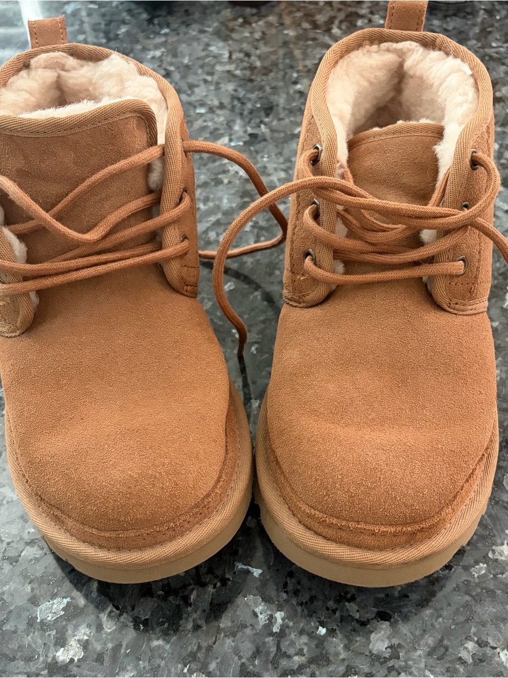 UGG Kids Lace-Up Faux-Shearling Ankle Boots - Chestnut